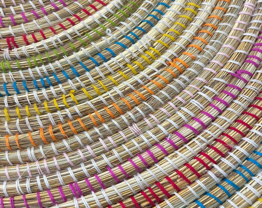 Korb flach gestreift, mit weißem Rand