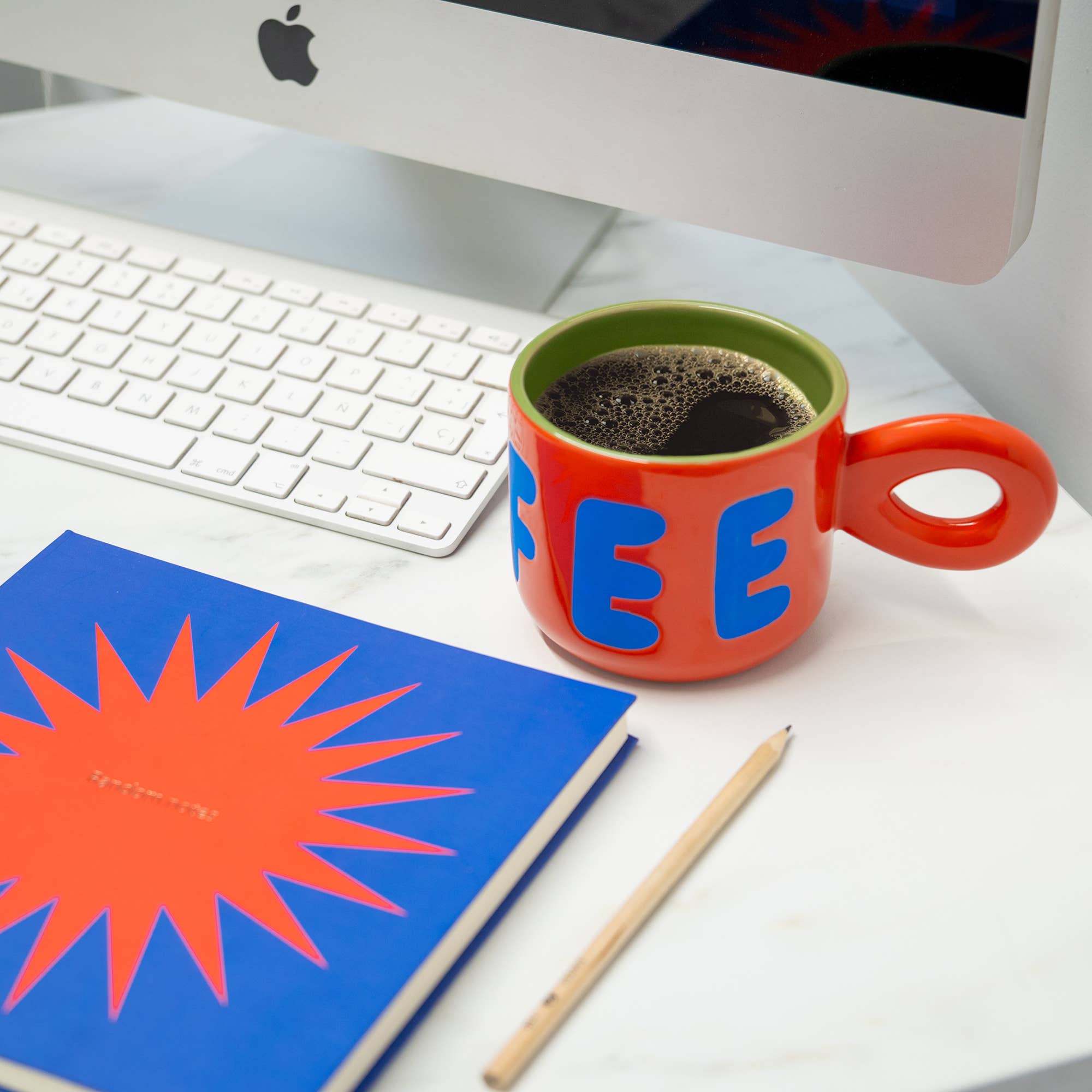 Rote Tasse „COFFEE“ (ab Mitte Nov)