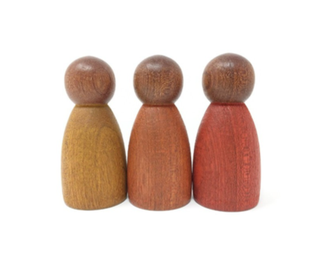 3 Holzmenschen in warmen Farben