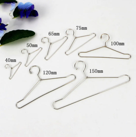 3 Kleiderbügel aus Metall für Puppen