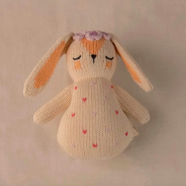 Gestricktes Kuscheltier mit Rassel, Hase